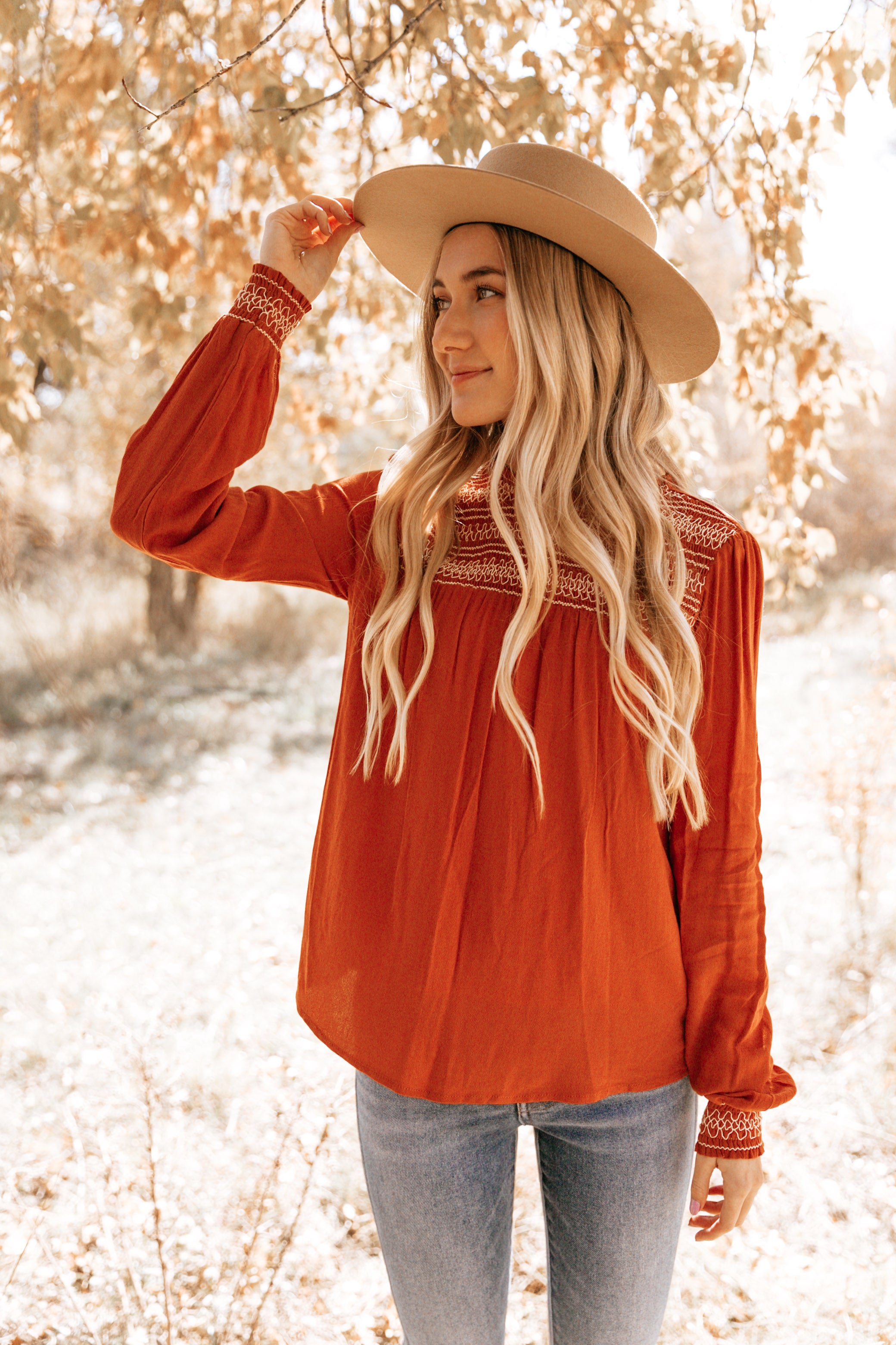 EMBROIDERED SCRUNCH SLEEVE TOP